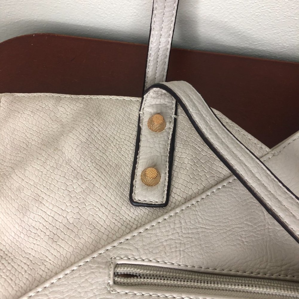 Jessica Simpson Faux Leather Two Toned Shoulder Bag Tote Logo Charm EUC - Picture 5 of 9